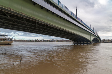 Hochwasser bei Bonn am Rhein