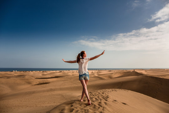  Junge Frau läuftauf dem Sand in Maspalomas 