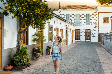 Eine junge Frau spaziert in einem Dorf Santa Lucia, Gran Canaria 