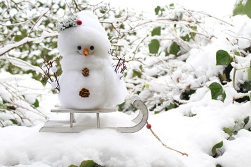 Schneemann auf einem Schlitten