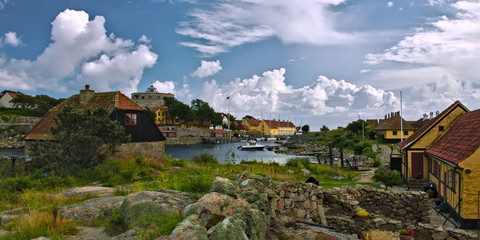 Die kleine Insel Christansoe in der Nähe von Bornholm - Dänemark - Ein Eiland unter wolkigem blauen Himmel - obrazy, fototapety, plakaty