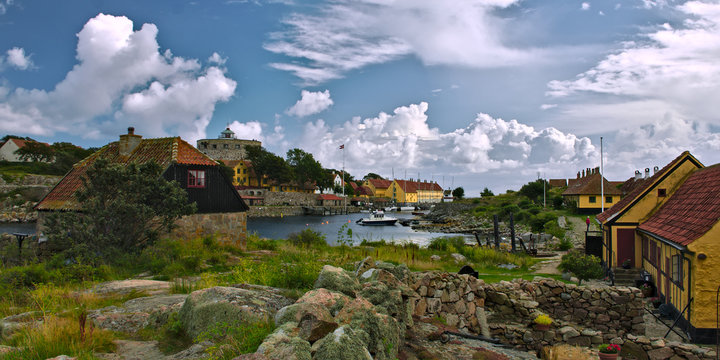 Die kleine Insel Christansoe in der N&auml;he von Bornholm - D&auml;nemark - Ein Eiland unter wolkigem blauen Himmel