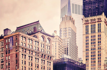 Retro stylizowany obraz starych i nowoczesnych budynków w Nowym Jorku, USA. - 195308936