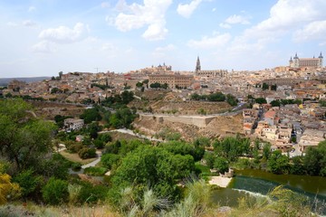 スペイントレドの街を一望する風景
丘の上から見るトレドの街は迫力満点。