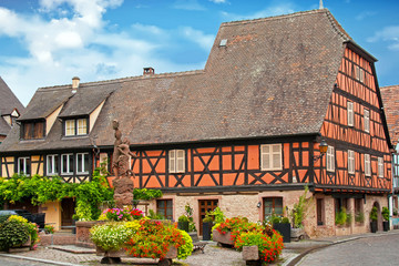 Kientzheim - Place du village avec fontaine allégorique - Alsace. Haut Rhin. Grand Est