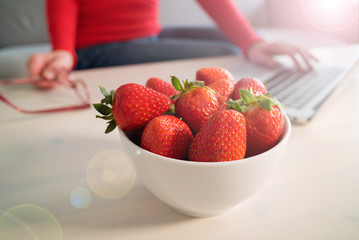 leckere Erdbeeren am Arbeitsplatz für gesunde Lebensweise