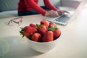 leckere Erdbeeren am Arbeitsplatz für gesunde Lebensweise