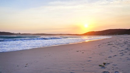Fototapeta na wymiar Sonnenuntergang am Strand von Nelson Bay in Australien