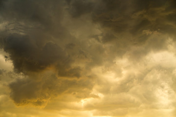 Storm wolken in de lucht bij zonsondergang als achtergrond