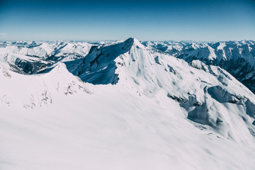 Fototapeta na wymiar majestic landscape with snow-covered mountain peaks in mayrhofen, austria