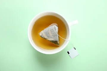 Foto auf Acrylglas Tee Minzteebeutel in einer Tasse