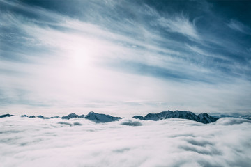 piękne ośnieżone szczyty górskie i chmury, mayrhofen, austria - 195321923
