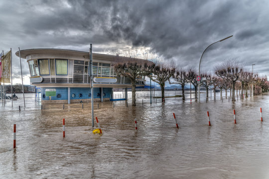 Hochwasser bei Bonn am Rhein
