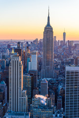 Naklejka premium Nowy Jork - USA. Widok na panoramę centrum Dolnego Manhattanu ze słynnym Empire State Building i One World Center oraz drapacze chmur o zachodzie słońca.