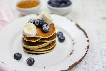 Leckere Pfannkuchen mit Blaubeeren und Honig
