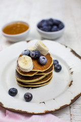 Leckere Pfannkuchen mit Blaubeeren und Honig