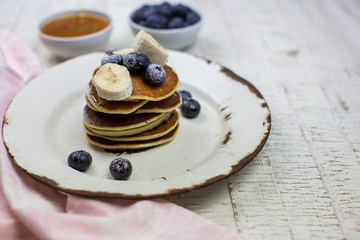 Leckere Pfannkuchen mit Blaubeeren und Honig