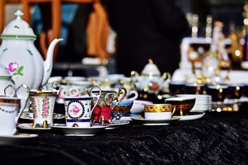 Alte Tassen am Flohmarkt