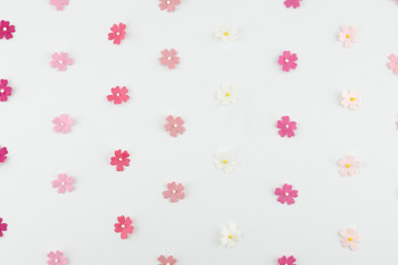 Pink tone paper flowers horizontal pattern on white background