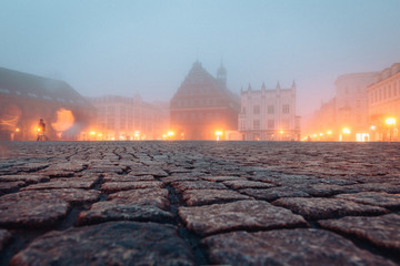 Obraz premium Marktplatz und Rathaus der Hansestadt Greifswald im Nebel