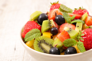 Obraz na płótnie Canvas bowl of fruit salad