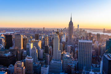 New York City - USA. Blick auf die Skyline der Innenstadt von Lower Manhattan mit dem berühmten Empire State Building und den Wolkenkratzern bei Sonnenuntergang.