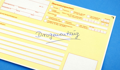 Überweisungsschein mit der Aufschrift Drogenentzug auf blauem Hintergrund, Textfreiraum 