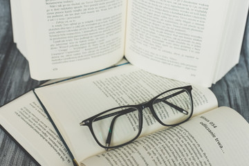 Książka i okulary 