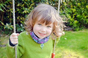 fillette sur sa balan&ccedil;oire.