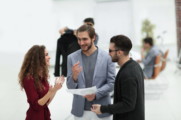 Obraz premium group of colleagues discussing new proposals
