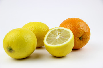 Obraz na płótnie Canvas fresh fruits. Lemons and oranges sliced and whole