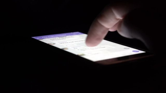 4k Read Text On Phone At Night