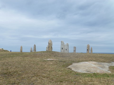 Menhires y dolmenes en Parque Escult&oacute;rico de la Torre de H&eacute;rcules de La Coru&ntilde;a, ciudad portuaria situada en un promontorio en la regi&oacute;n de Galicia (Espa&ntilde;a)