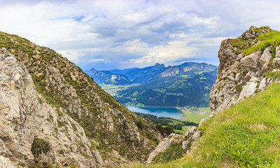 Fototapeta na wymiar Aufnahme des Haldensee im Tannheimer Tal aus Richtung Krinnenspitze fotografiert tagsüber bei bewölktem Himmel im Sommer 2014