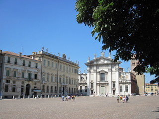 Piazza con facciate rinascimentali Mantova