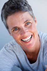 Obraz premium Close up smiling older woman with short hair
