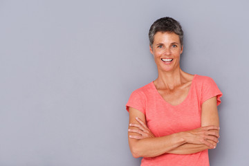 Obraz premium smiling older woman against gray wall