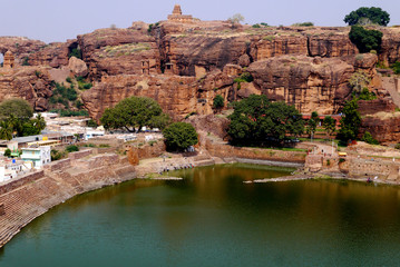 вид на священное озеро  в  селении  Бадами в Индии 