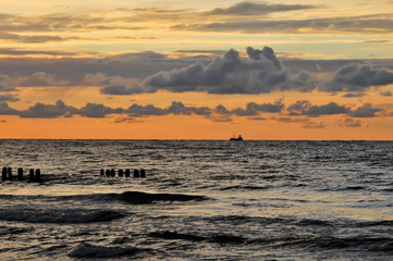 Por do sol com um céu muito nublado