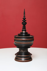 Fototapeta na wymiar boîte à offrandes orientale en bois laqué Hsun-ok en forme de stupa