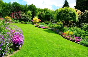 Fotobehang prachtige tuin met perfect gazon © pia-pictures