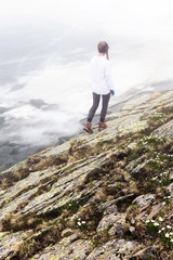 Obraz premium Girl traveler on the background of an epic landscape.
