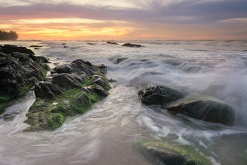 Obraz premium seascape at the beach with natural coasltal rocks.