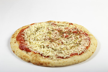 Pizza Margherita su sfondo bianco