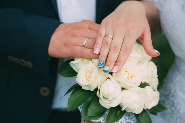 Obraz na płótnie Canvas wedding, bride, bouquet, hands, ring, love, groom, couple, flowers, marriage, white, rings, married, flower, rose, ceremony, celebration, hand, woman, romance, bridal, dress, nuptials, roses, nails