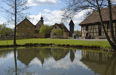 fachwerkhäuser am dorfteich im freilandmuseum fladungen