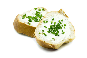 Baguette mit Frischkäse isoliert freigestellt auf weißen Hintergrund, Freisteller