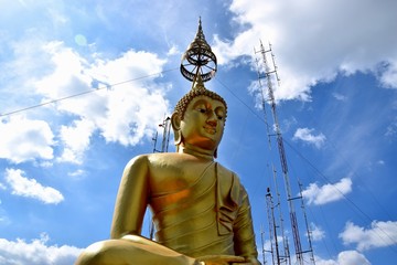 Obraz premium Buddha watches over us - at Tigers Cave Temple Krabi in Thailand