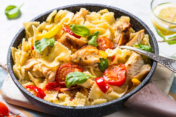 Pasta with chicken and vegetables