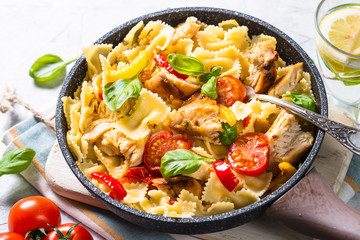 Pasta with chicken and vegetables.